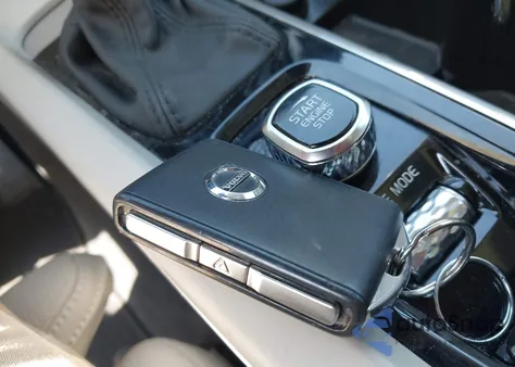 2021 Volvo Xc60 T5 Inscription z USA, uszkodzony, nr VIN YV4102DL4M1829834